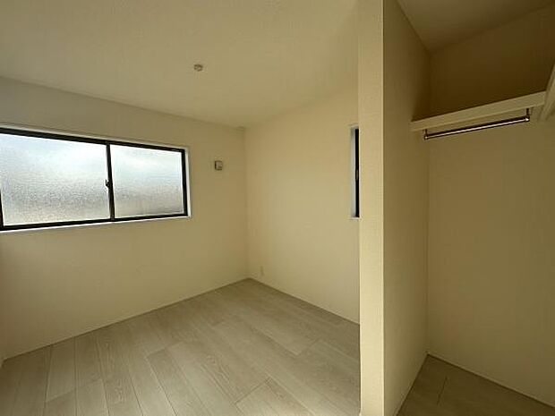 ■■明るい居室■■温もりある自然光を感じていただける居室です。飽きのこないナチュラルカラーの床にホワイトの壁紙は、色褪せることのない心地良さを作ります。