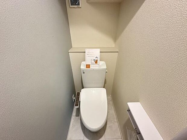 ■■Toilet■■清潔な空間を保ちたいトイレはオフホワイトでまとめました。毎日使う場所だからこそお手入れも楽々にできる機能が搭載されております。汚れが付着しにくい便器はお掃除も楽々です。