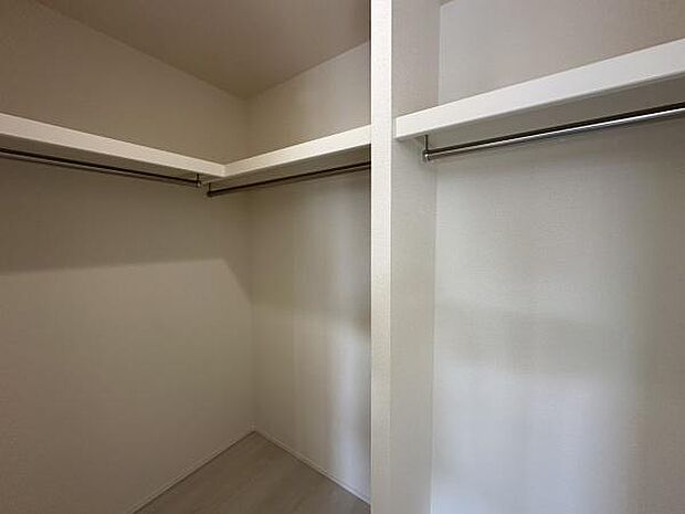 ■■何でも入る■■各居室のクローゼットはスーツ類から丈の長いコート類まで何でも収納できる便利なスペースです。衣装ケースと併用することでセーター類なども収納でき自分だけのスペースにできます。