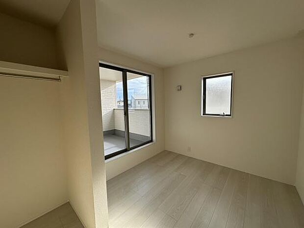 ■■居室■■各居室ごとにデザイン性のある窓を配置しました。壁面にはデスクやベット等の家具を置きやすいように高さや位置にも配慮しました。自分だけのお気に入りの空間を是非ご体感下さい。