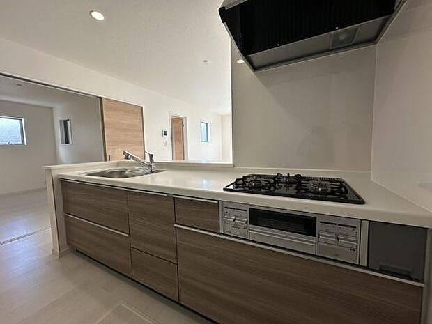 ■■対面キッチン■■キッチンは収納数もさる事ながら、リビングで寛ぐ家族や小さなお子様を見守りながら料理が出来る「対面式の温もり設計」。キッチンから立ち込める香りが今日の料理を期待させます