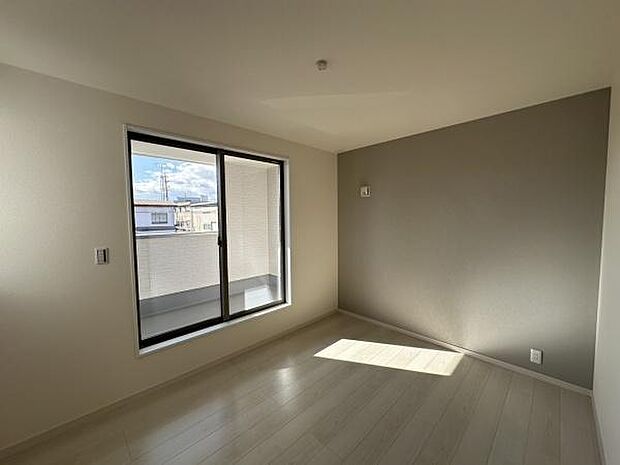 ■■メインベッドルーム■■ウォークinクローゼット付の広い主寝室。プライベートを保ちながらもバランスよく配置された窓から緩やかな陽が射し込み、広い空間を光が満たしていきます。