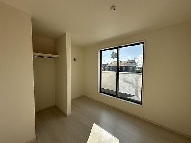 ■■明るい居室■■温もりある自然光を感じていただける居室です。飽きのこないナチュラルカラーの床にホワイトの壁紙は、色褪せることのない心地良さを作ります。