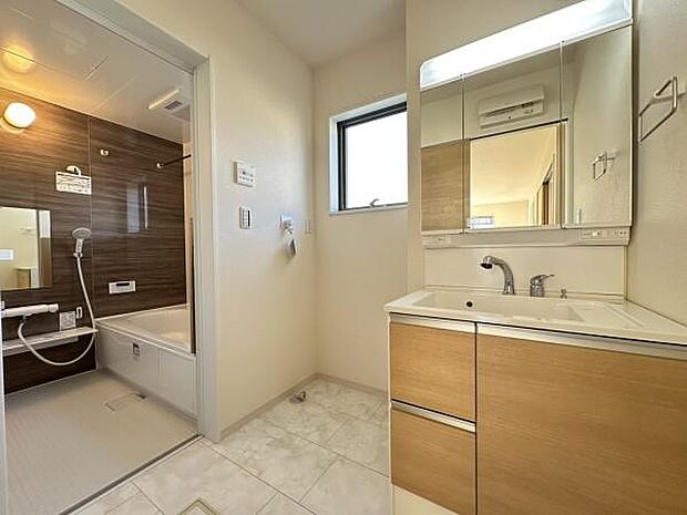 ■■清潔な空間■■毎日使うものだから清潔な空間を保ちたい水回り。洗面にはそんな願いを解消させてくれる収納アイデアが満載です。三面鏡の裏側にはキャビネットが現れ小物から背の高い物まで収納できます。