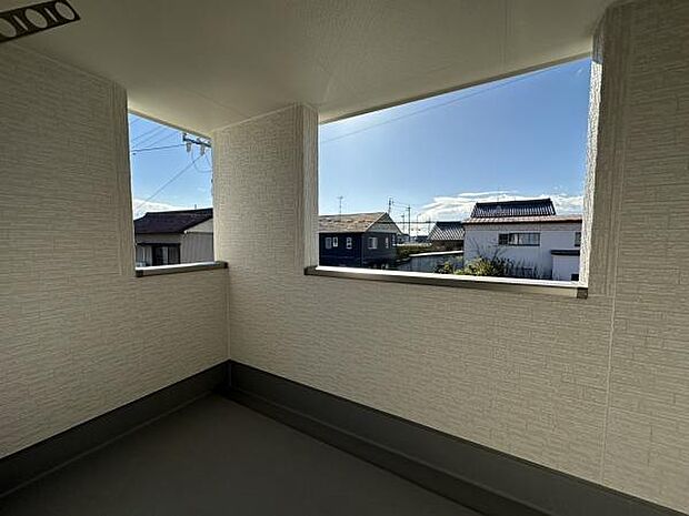 ■■開放感感じるバルコニー■■頬をなでる優しい風を感じることが出来るバルコニー。つい深呼吸をしたくなる気持ちの良い場所はこのお部屋の自慢です。お洗濯物を干すスペースとしても十分な広さがあります。