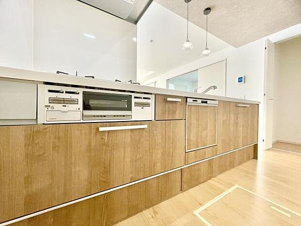 ■■対面キッチン■■キッチンは収納数もさる事ながら、リビングで寛ぐ家族や小さなお子様を見守りながら料理が出来る「対面式の温もり設計」。キッチンから立ち込める香りが今日の料理を期待させます