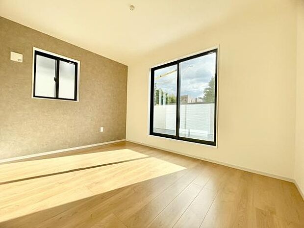 ■■メインベッドルーム■■ウォークinクローゼット付の広い主寝室。プライベートを保ちながらもバランスよく配置された窓から緩やかな陽が射し込み、広い空間を光が満たしていきます。