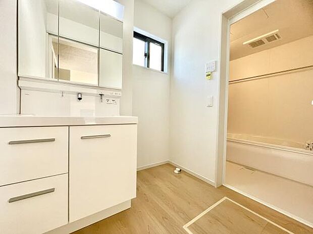 ■■清潔な空間■■毎日使うものだから清潔な空間を保ちたい水回り。洗面にはそんな願いを解消させてくれる収納アイデアが満載です。三面鏡の裏側にはキャビネットが現れ小物から背の高い物まで収納できます。