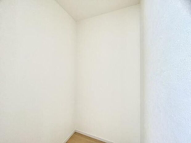 ■■何でも入る■■各居室のクローゼットはスーツ類から丈の長いコート類まで何でも収納できる便利なスペースです。衣装ケースと併用することでセーター類なども収納でき自分だけのスペースにできます。