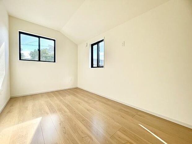 ■■居室■■各居室ごとにデザイン性のある窓を配置しました。壁面にはデスクやベット等の家具を置きやすいように高さや位置にも配慮しました。自分だけのお気に入りの空間を是非ご体感下さい。