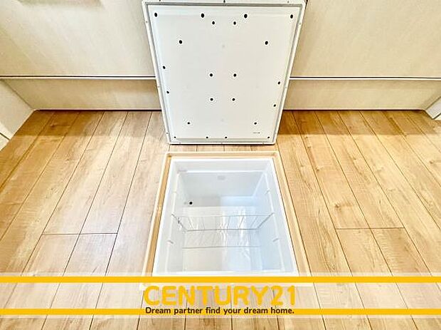 ■■床下収納■■調味料や飲料水などの保管場所、パントリーとして利用するのに便利。2Lのペットボトルもすっぽり入ります。