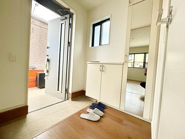 ■■玄関■■人を迎え入れる最初の場所だからこそ、清潔感がある空間にして頂ける様にゆとりあるシューズボックスを設置しました。おでかけの時も帰った時も、「我が家」を最初に感じでもらえる素敵な空間に。