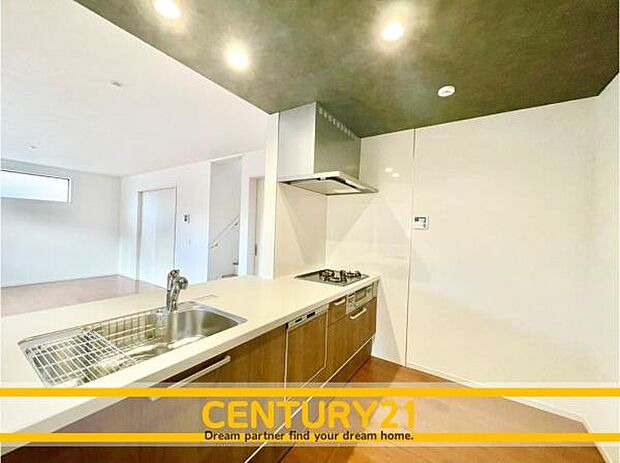 ■■広々キッチン■■大型の冷蔵庫やレンジボードもしっかり置ける広々としたキッチンスペースが大事。ゆとりある空間で作業ができるとお料理の腕も日に日に上がりそうな気がしてきます。