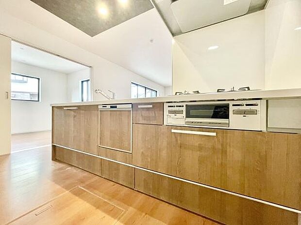 ■■対面キッチン■■キッチンは収納数もさる事ながら、リビングで寛ぐ家族や小さなお子様を見守りながら料理が出来る「対面式の温もり設計」。キッチンから立ち込める香りが今日の料理を期待させます