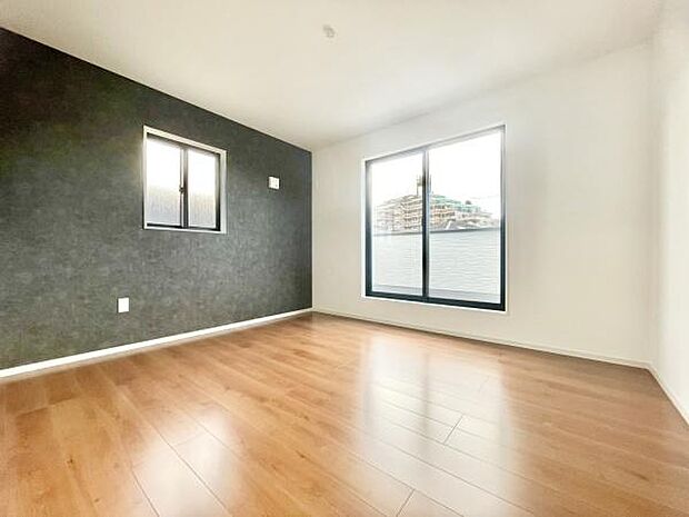 ■■メインベッドルーム■■ウォークinクローゼット付の広い主寝室。プライベートを保ちながらもバランスよく配置された窓から緩やかな陽が射し込み、広い空間を光が満たしていきます。