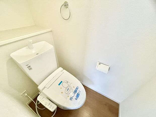 ■■Toilet■■清潔な空間を保ちたいトイレはオフホワイトでまとめました。毎日使う場所だからこそお手入れも楽々にできる機能が搭載されております。汚れが付着しにくい便器はお掃除も楽々です。