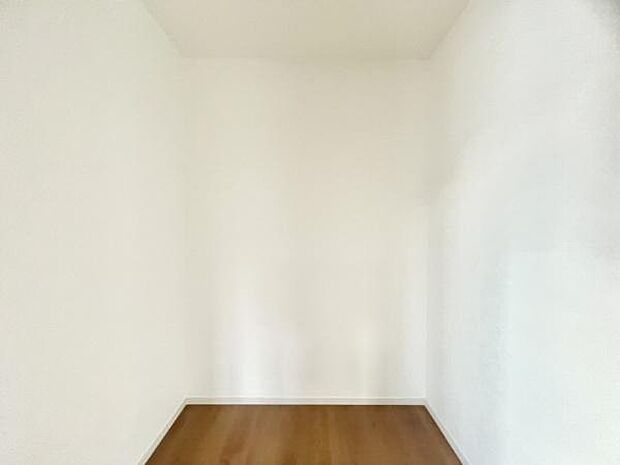 ■■何でも入る■■各居室のクローゼットはスーツ類から丈の長いコート類まで何でも収納できる便利なスペースです。衣装ケースと併用することでセーター類なども収納でき自分だけのスペースにできます。