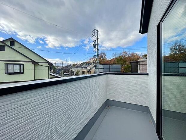 ■■開放感感じるバルコニー■■頬をなでる優しい風を感じることが出来るバルコニー。つい深呼吸をしたくなる気持ちの良い場所はこのお部屋の自慢です。お洗濯物を干すスペースとしても十分な広さがあります。