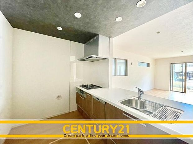 ■■広々キッチン■■大型の冷蔵庫やレンジボードもしっかり置ける広々としたキッチンスペースが大事。ゆとりある空間で作業ができるとお料理の腕も日に日に上がりそうな気がしてきます。