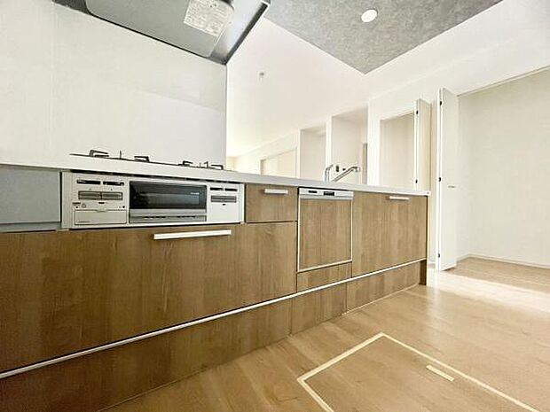 ■■対面キッチン■■キッチンは収納数もさる事ながら、リビングで寛ぐ家族や小さなお子様を見守りながら料理が出来る「対面式の温もり設計」。キッチンから立ち込める香りが今日の料理を期待させます