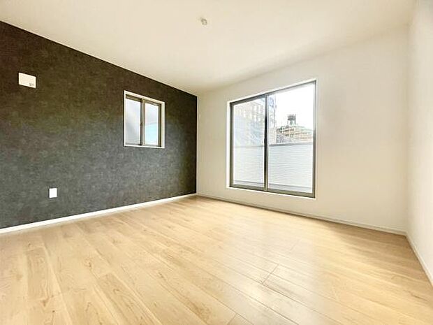 ■■メインベッドルーム■■ウォークinクローゼット付の広い主寝室。プライベートを保ちながらもバランスよく配置された窓から緩やかな陽が射し込み、広い空間を光が満たしていきます。