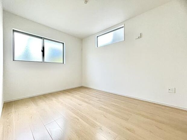 ■■明るい居室■■温もりある自然光を感じていただける居室です。飽きのこないナチュラルカラーの床にホワイトの壁紙は、色褪せることのない心地良さを作ります。