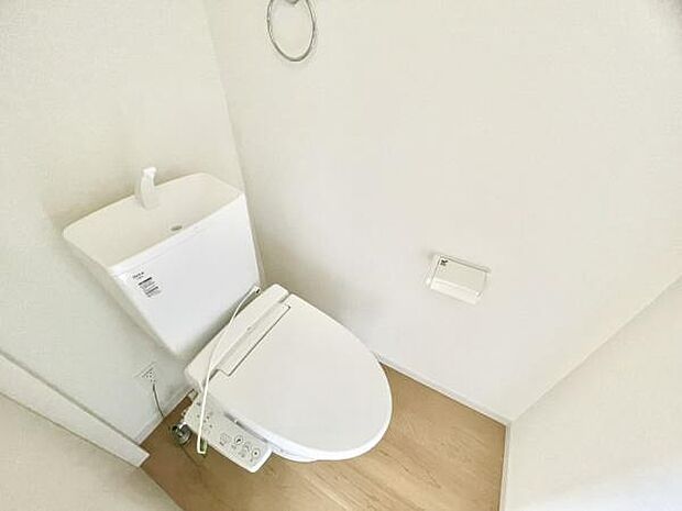 ■■Toilet■■清潔な空間を保ちたいトイレはオフホワイトでまとめました。毎日使う場所だからこそお手入れも楽々にできる機能が搭載されております。汚れが付着しにくい便器はお掃除も楽々です。