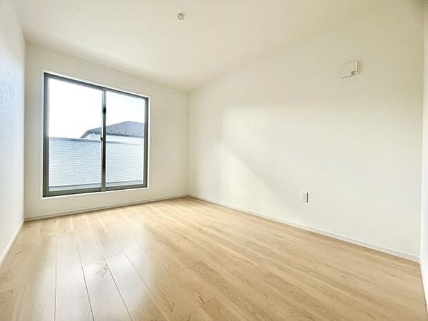 ■■居室■■各居室ごとにデザイン性のある窓を配置しました。壁面にはデスクやベット等の家具を置きやすいように高さや位置にも配慮しました。自分だけのお気に入りの空間を是非ご体感下さい。