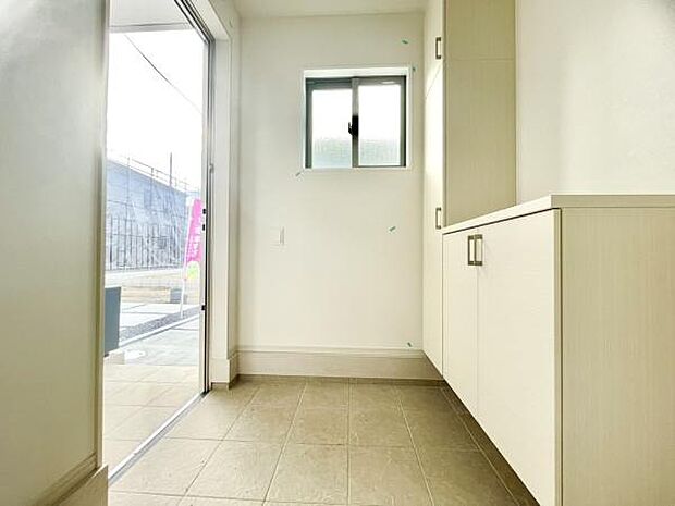 ■■玄関■■人を迎え入れる最初の場所だからこそ、清潔感がある空間にして頂ける様にゆとりあるシューズボックスを設置しました。おでかけの時も帰った時も、「我が家」を最初に感じでもらえる素敵な空間に。