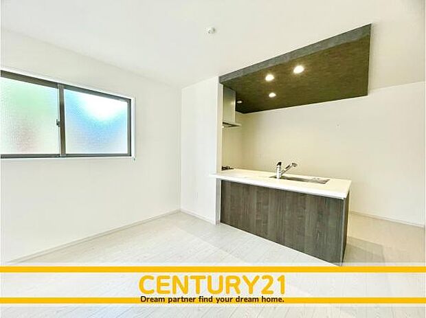 ■■ステキな時間を!■■忙しい朝でも、しっかり家族が揃って食事をして頂けるゆとりある大きさのダイニングスペース。奥様が作る手料理をカウンター越しに受けとって頂き、テーブルで囲む素敵な時間を存分に。