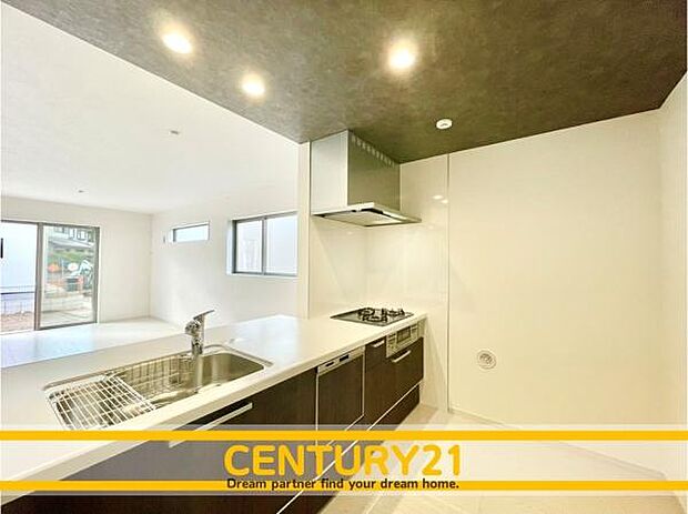 ■■広々キッチン■■大型の冷蔵庫やレンジボードもしっかり置ける広々としたキッチンスペースが大事。ゆとりある空間で作業ができるとお料理の腕も日に日に上がりそうな気がしてきます。