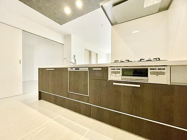 ■■対面キッチン■■キッチンは収納数もさる事ながら、リビングで寛ぐ家族や小さなお子様を見守りながら料理が出来る「対面式の温もり設計」。キッチンから立ち込める香りが今日の料理を期待させます