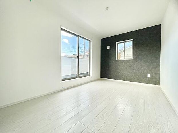 ■■メインベッドルーム■■ウォークinクローゼット付の広い主寝室。プライベートを保ちながらもバランスよく配置された窓から緩やかな陽が射し込み、広い空間を光が満たしていきます。