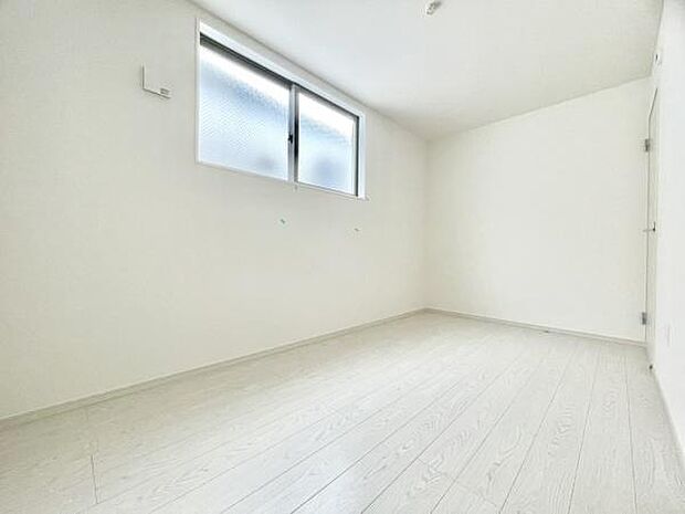 ■■明るい居室■■温もりある自然光を感じていただける居室です。飽きのこないナチュラルカラーの床にホワイトの壁紙は、色褪せることのない心地良さを作ります。