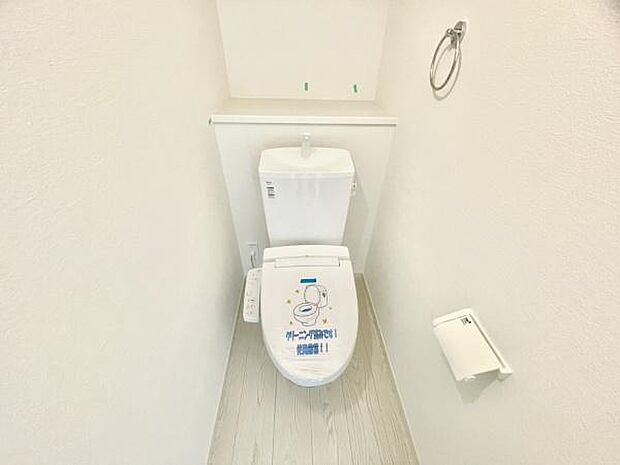 ■■Toilet■■清潔な空間を保ちたいトイレはオフホワイトでまとめました。毎日使う場所だからこそお手入れも楽々にできる機能が搭載されております。汚れが付着しにくい便器はお掃除も楽々です。