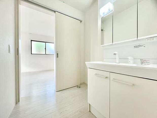 ■■清潔な空間■■毎日使うものだから清潔な空間を保ちたい水回り。洗面にはそんな願いを解消させてくれる収納アイデアが満載です。三面鏡の裏側にはキャビネットが現れ小物から背の高い物まで収納できます。