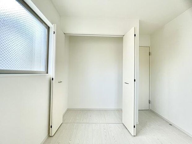 ■■closet■■クローゼットはスーツ類から丈の長いコート類まで何でも収納できる便利なスペースです。衣装ケースと併用することでセーター類なども収納でき自分だけのスペースにカスタマイズできます。