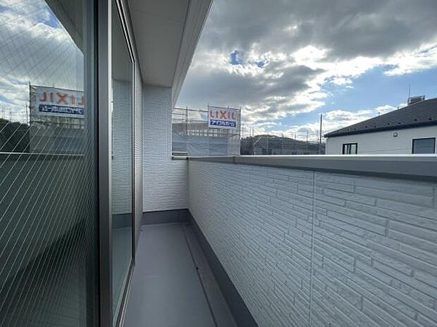 ■■開放感感じるバルコニー■■頬をなでる優しい風を感じることが出来るバルコニー。つい深呼吸をしたくなる気持ちの良い場所はこのお部屋の自慢です。お洗濯物を干すスペースとしても十分な広さがあります。