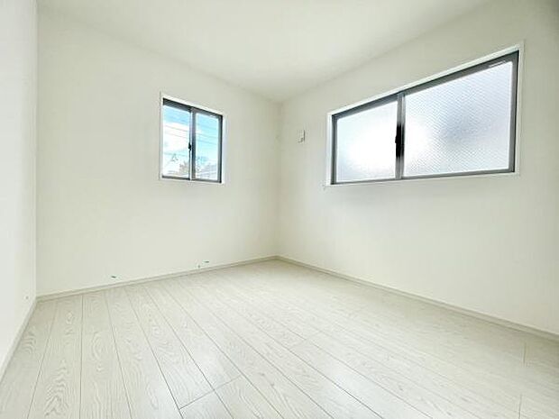 ■■居室■■各居室ごとにデザイン性のある窓を配置しました。壁面にはデスクやベット等の家具を置きやすいように高さや位置にも配慮しました。自分だけのお気に入りの空間を是非ご体感下さい。