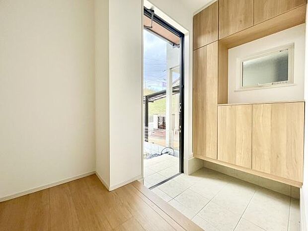 ■■玄関■■人を迎え入れる最初の場所だからこそ、清潔感がある空間にして頂ける様にゆとりあるシューズボックスを設置しました。おでかけの時も帰った時も、「我が家」を最初に感じでもらえる素敵な空間に。