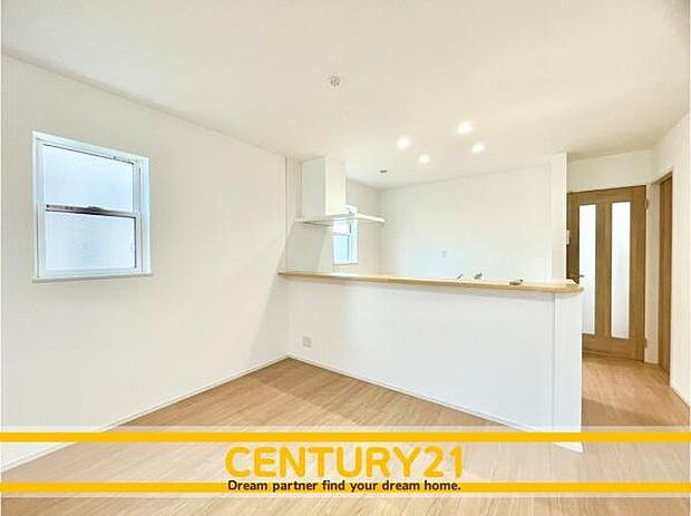 ■■ステキな時間を!■■忙しい朝でも、しっかり家族が揃って食事をして頂けるゆとりある大きさのダイニングスペース。奥様が作る手料理をカウンター越しに受けとって頂き、テーブルで囲む素敵な時間を存分に。