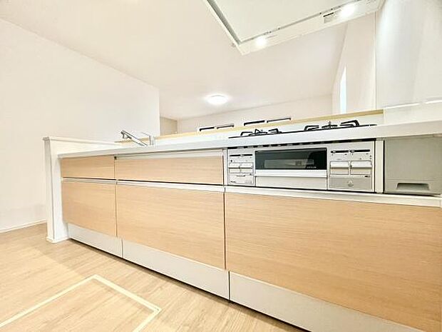 ■■対面キッチン■■キッチンは収納数もさる事ながら、リビングで寛ぐ家族や小さなお子様を見守りながら料理が出来る「対面式の温もり設計」。キッチンから立ち込める香りが今日の料理を期待させます