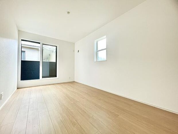 ■■明るい居室■■温もりある自然光を感じていただける居室です。飽きのこないナチュラルカラーの床にホワイトの壁紙は、色褪せることのない心地良さを作ります。