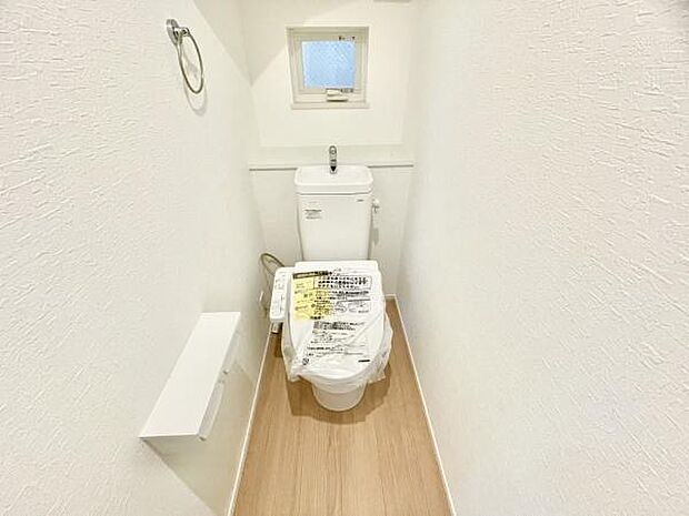 ■■Toilet■■清潔な空間を保ちたいトイレはオフホワイトでまとめました。毎日使う場所だからこそお手入れも楽々にできる機能が搭載されております。汚れが付着しにくい便器はお掃除も楽々です。