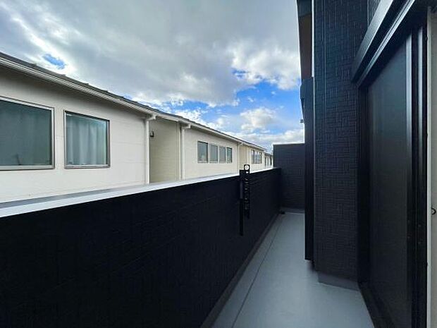 ■■開放感感じるバルコニー■■頬をなでる優しい風を感じることが出来るバルコニー。つい深呼吸をしたくなる気持ちの良い場所はこのお部屋の自慢です。お洗濯物を干すスペースとしても十分な広さがあります。