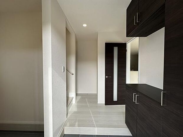 ■■玄関■■人を迎え入れる最初の場所だからこそ、清潔感がある空間にして頂ける様にゆとりあるシューズボックスを設置しました。おでかけの時も帰った時も、「我が家」を最初に感じでもらえる素敵な空間に。