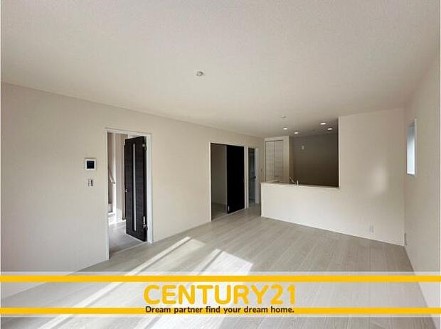 ■■憩いの場所■■パートナーや家族が集う憩いの空間。真新しい木目、Shadeのあるフローリングや白亜のクロスを陽の光、ダウンライトが照らし出し、家族・友人・知人の会話に華を咲かせます。