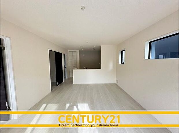 ■■憩いのリビング■■くつろぎを愉しむリビングルームは憩いの場となります。リビングとダイニングの空間機能を活かし、巧みに使い分ける発想が、ライフスタイルに新しいゆとりをもたらします。