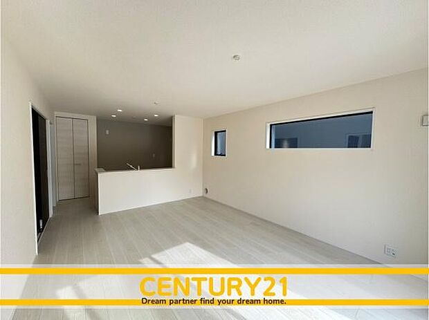 ■■ステキな時間を!■■忙しい朝でも、しっかり家族が揃って食事をして頂けるゆとりある大きさのダイニングスペース。奥様が作る手料理をカウンター越しに受けとって頂き、テーブルで囲む素敵な時間を存分に。