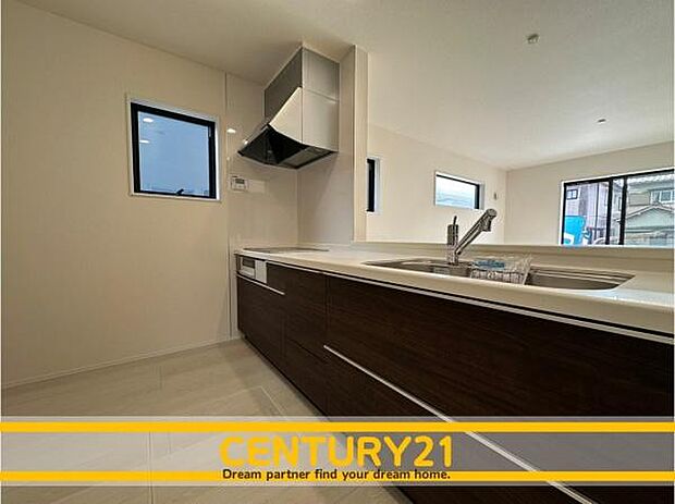 ■■広々キッチン■■大型の冷蔵庫やレンジボードもしっかり置ける広々としたキッチンスペースが大事。ゆとりある空間で作業ができるとお料理の腕も日に日に上がりそうな気がしてきます。